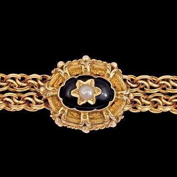 1086. GULDKEDJA, spänne med svart emalj, pärla och diamant. 1800-tal.