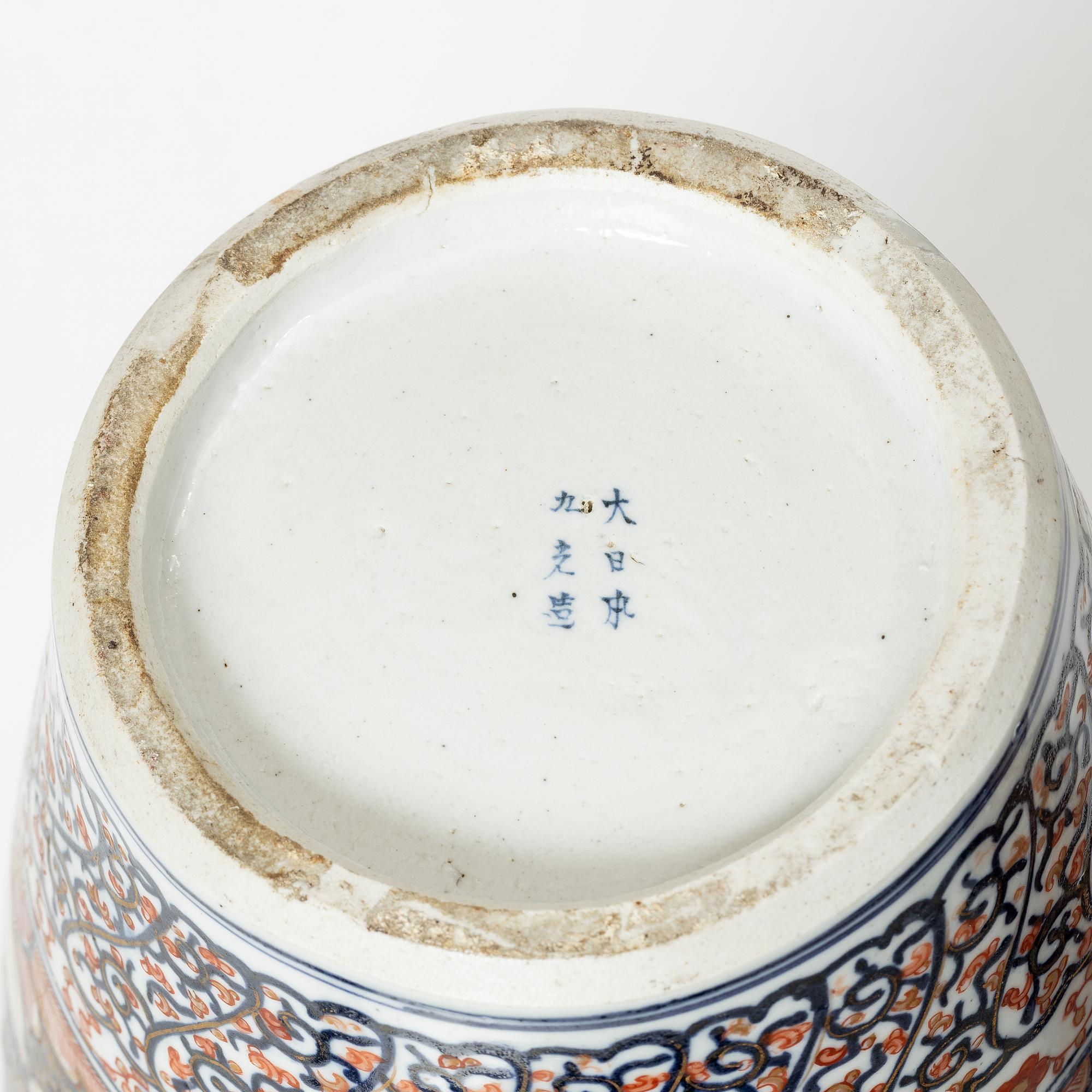 Prakturna med lock, porslin, Japan, Edo/Meiji, 1800-tal.