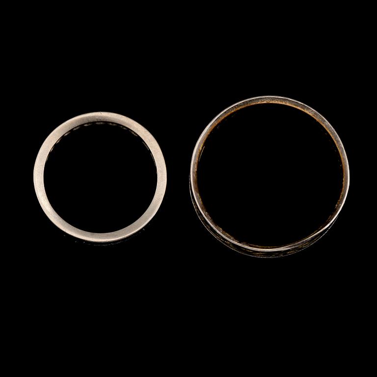 RINGAR, 2 st, 18K vit och rödguld, 1960-tal. Vikt ca 9 gram.