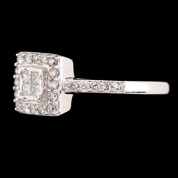 RING, 10 k vitguld, princess- och briljantslipade diamanter totalt 0.40 ct.