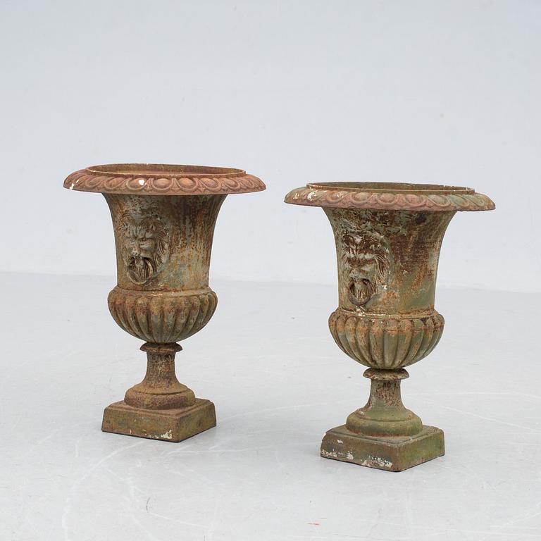 TRÄDGÅRDSUNOR, ett par, gjutgärn, 1800/1900-tal.