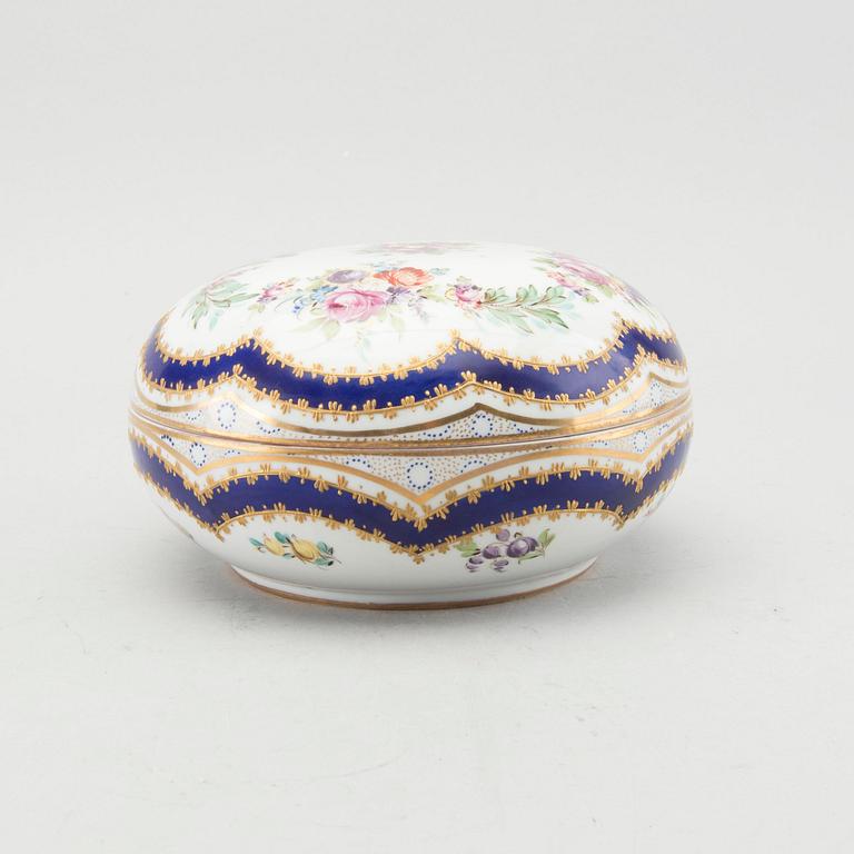 A Sèvres porcelain bowl whit cover 19th century.