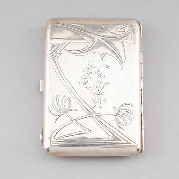 CIGARETTETUI, silver, Ryssland, 1900-talets första hälft. Vikt ca 142 gram.