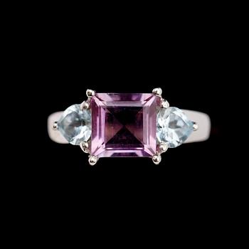 RING, förgyllt silver, ametist och 2 topaser.