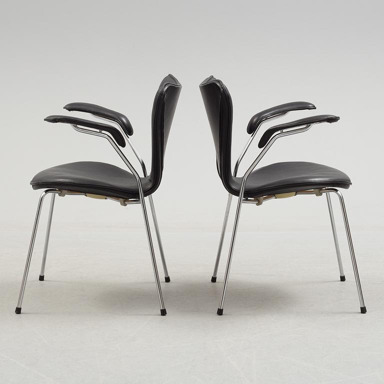 ARNE JACOBSEN, a pair of leather upholstered armchairs by Fritz Hansen, Danmark.