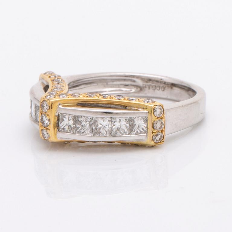 Ring platinum and 18K gold princess and brilliant-cut diamonds approx 1,5 ct in total.