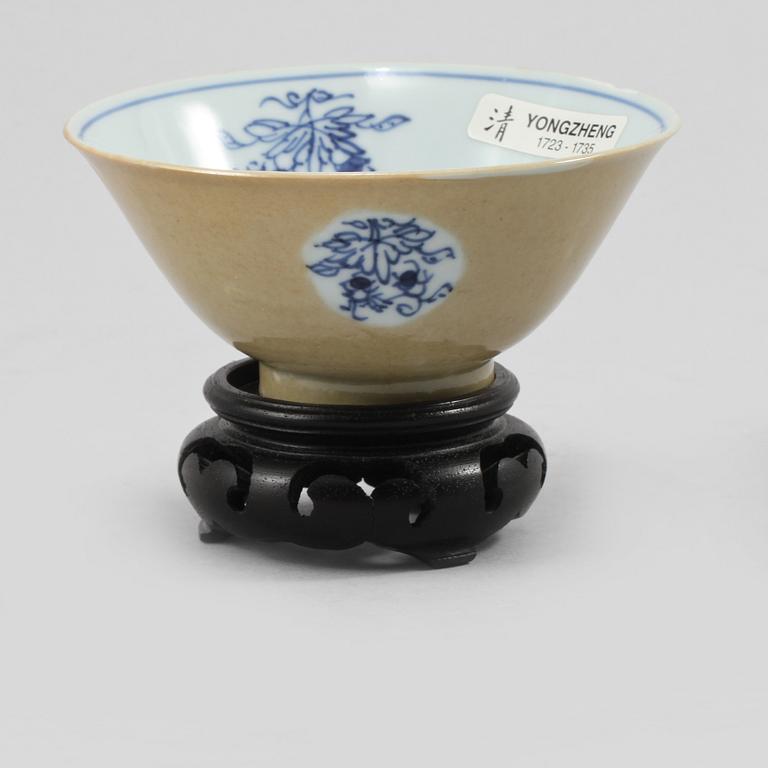 SKÅL, porslin. Qingdynastin, Yongzheng (1723-36).