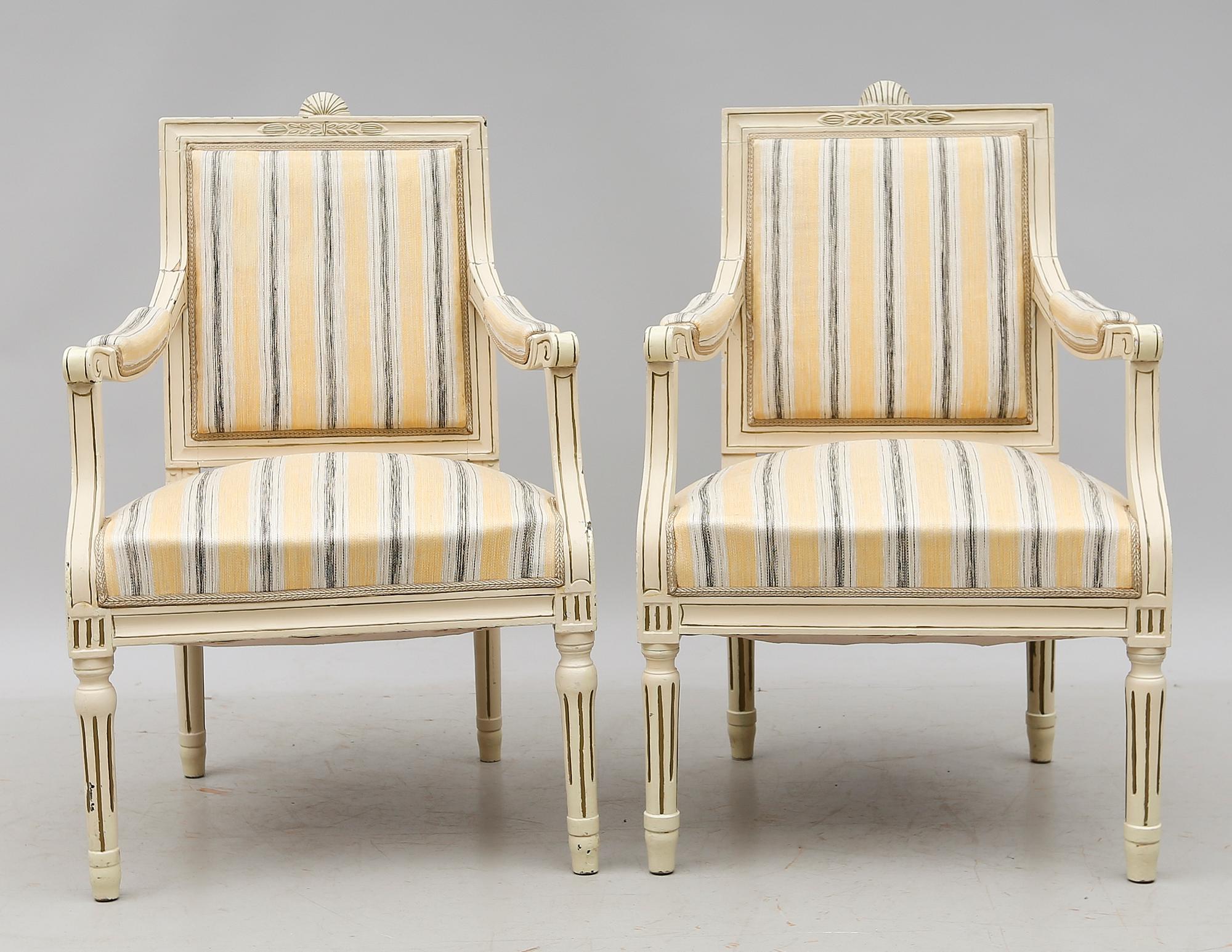 KARMSTOLAR, 2 st, gustaviansk stil, 1800-talets första hälft respektive 1900-talets första hälft.