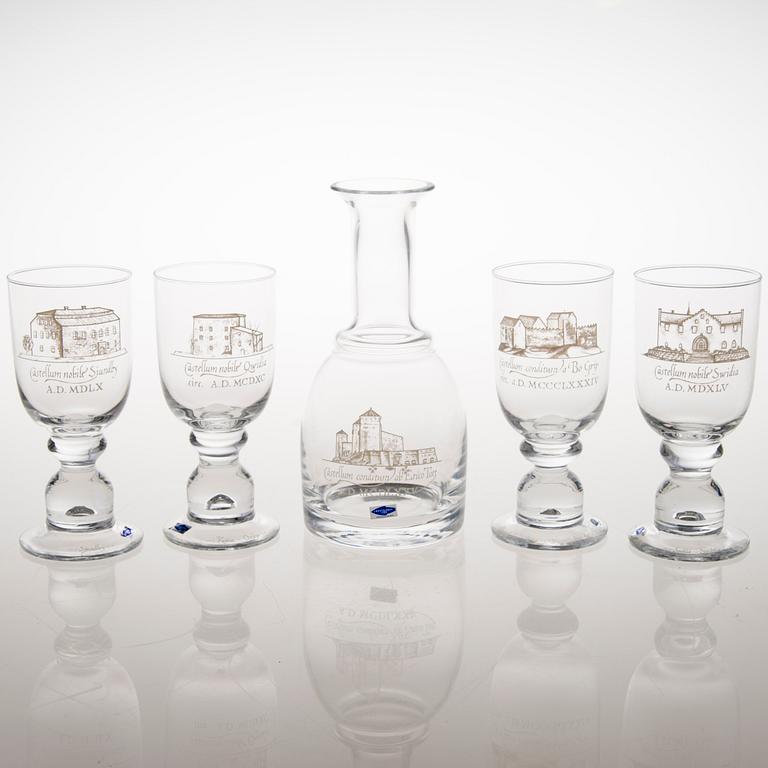 OIVA TOIKKA, A "Historical castles" decanter and set of 10 glasses by Nuutajärvi, 1980s.