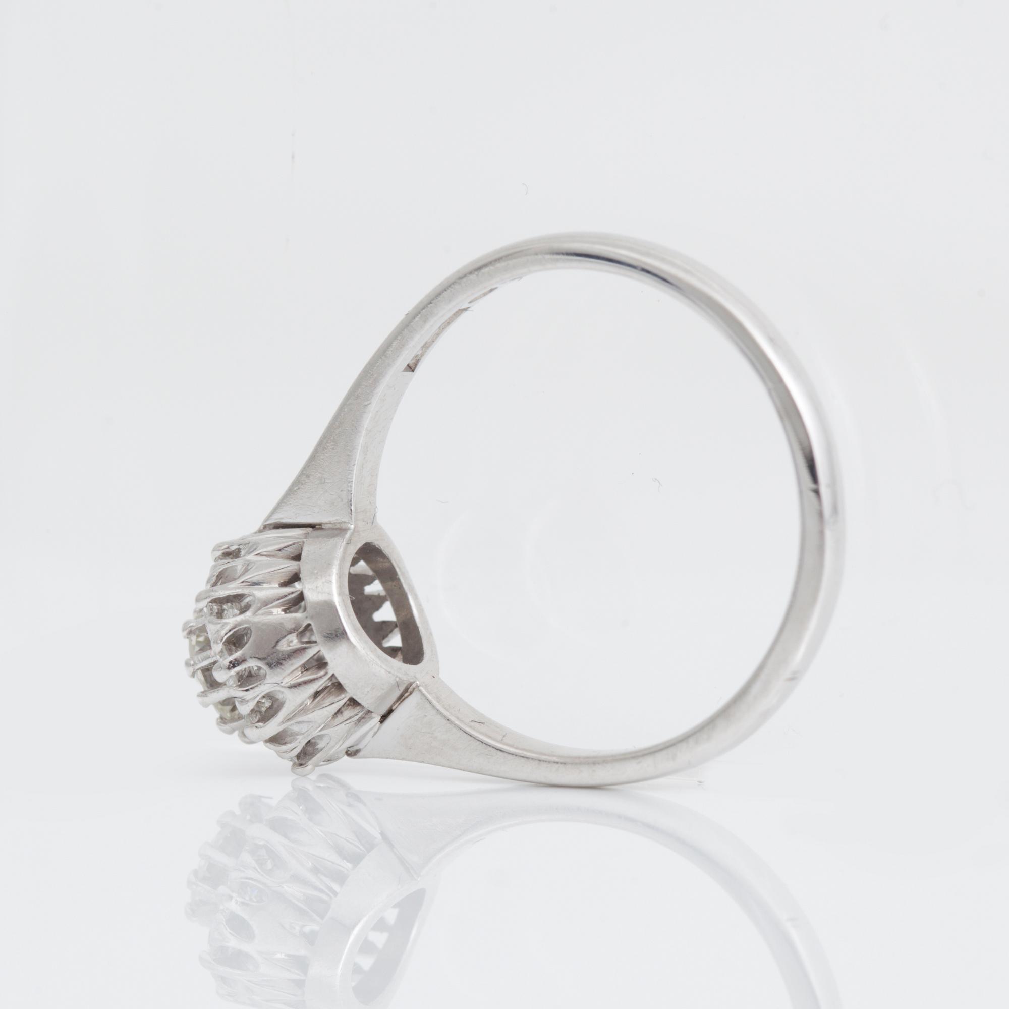 RING, 18K vitguld och briljantslipade diamanter, tot ca 0,98 ct, Åhlén & Samuelsson, Stockholm, 1966. Vikt ca 4,07 g.