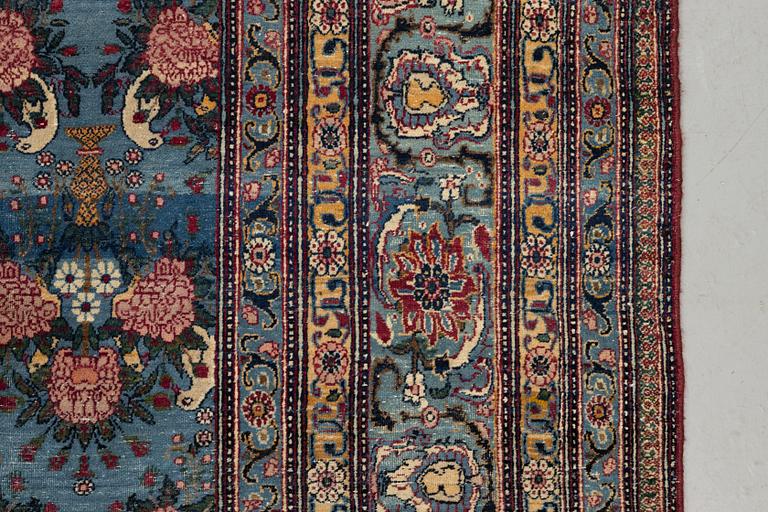 A semi-antique Tehran carpet, ca 384,5 x 288 cm.