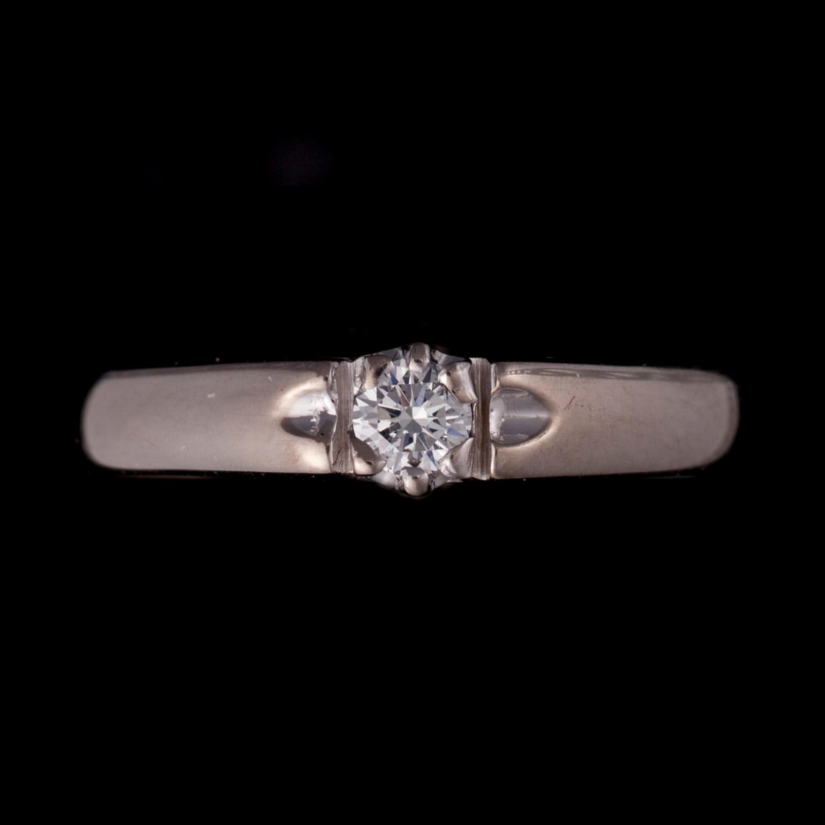 RING, 14K vitguld, diamant. Vikt ca 2,4 g.