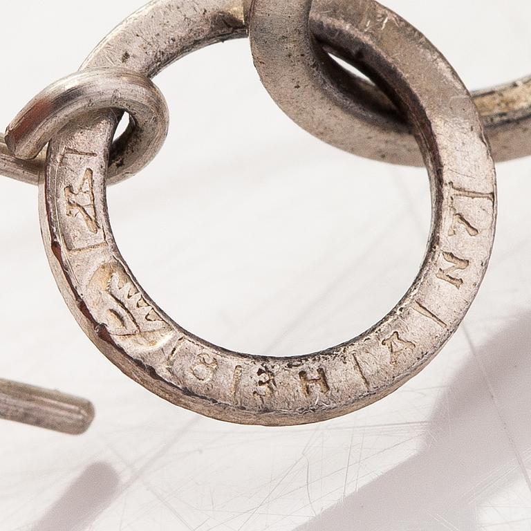Elis Kauppi, Örhängen, silver och rutilkvarts. Kupittaan kulta, Åbo 1966.