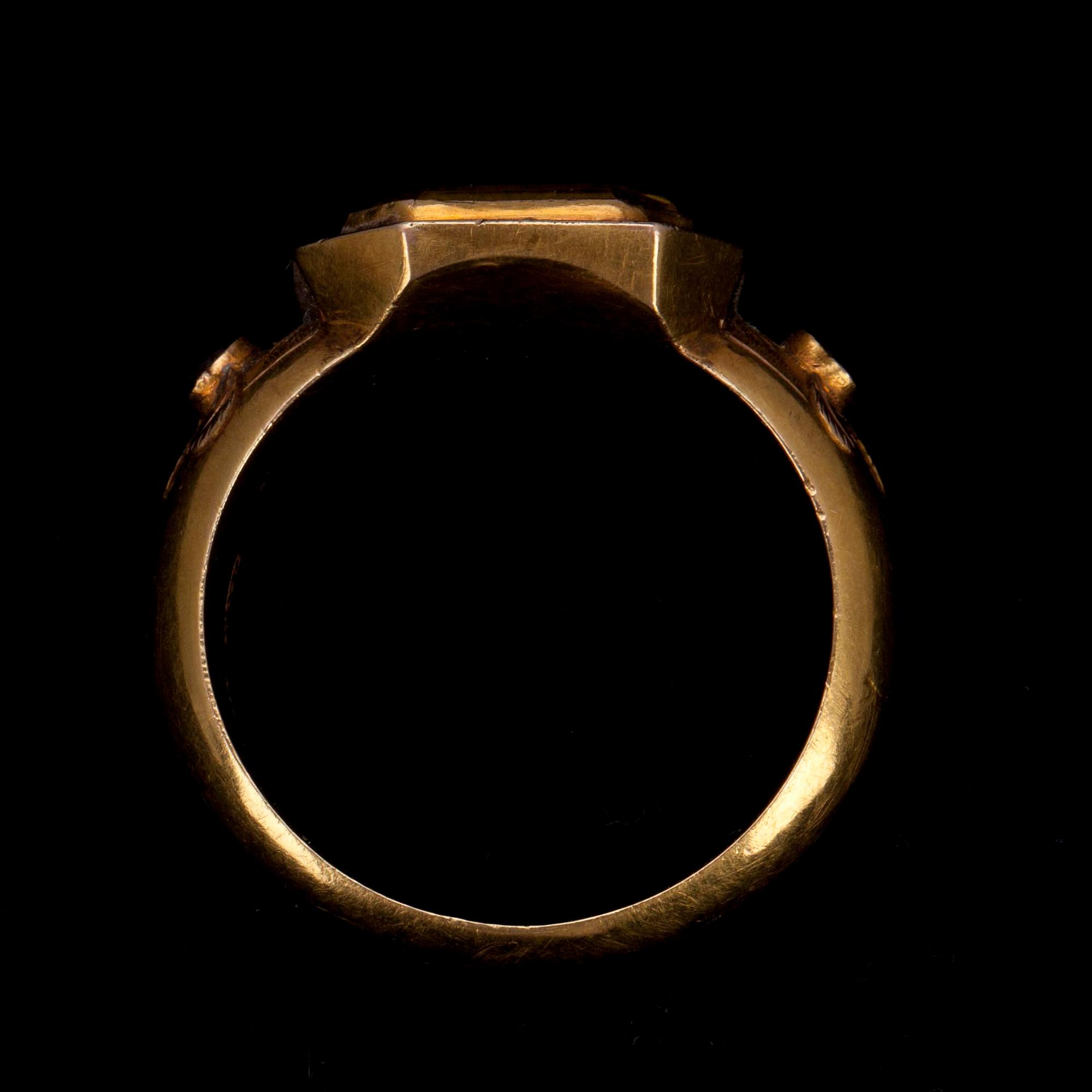 RING, 18K guld, glas, granat. G. A. Weckman Tavastehus 1863. Vikt 4,7 g.