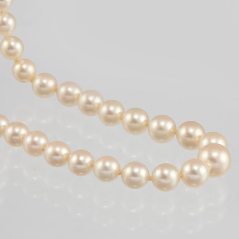COLLIER, odlade pärlor med lås i silver.
