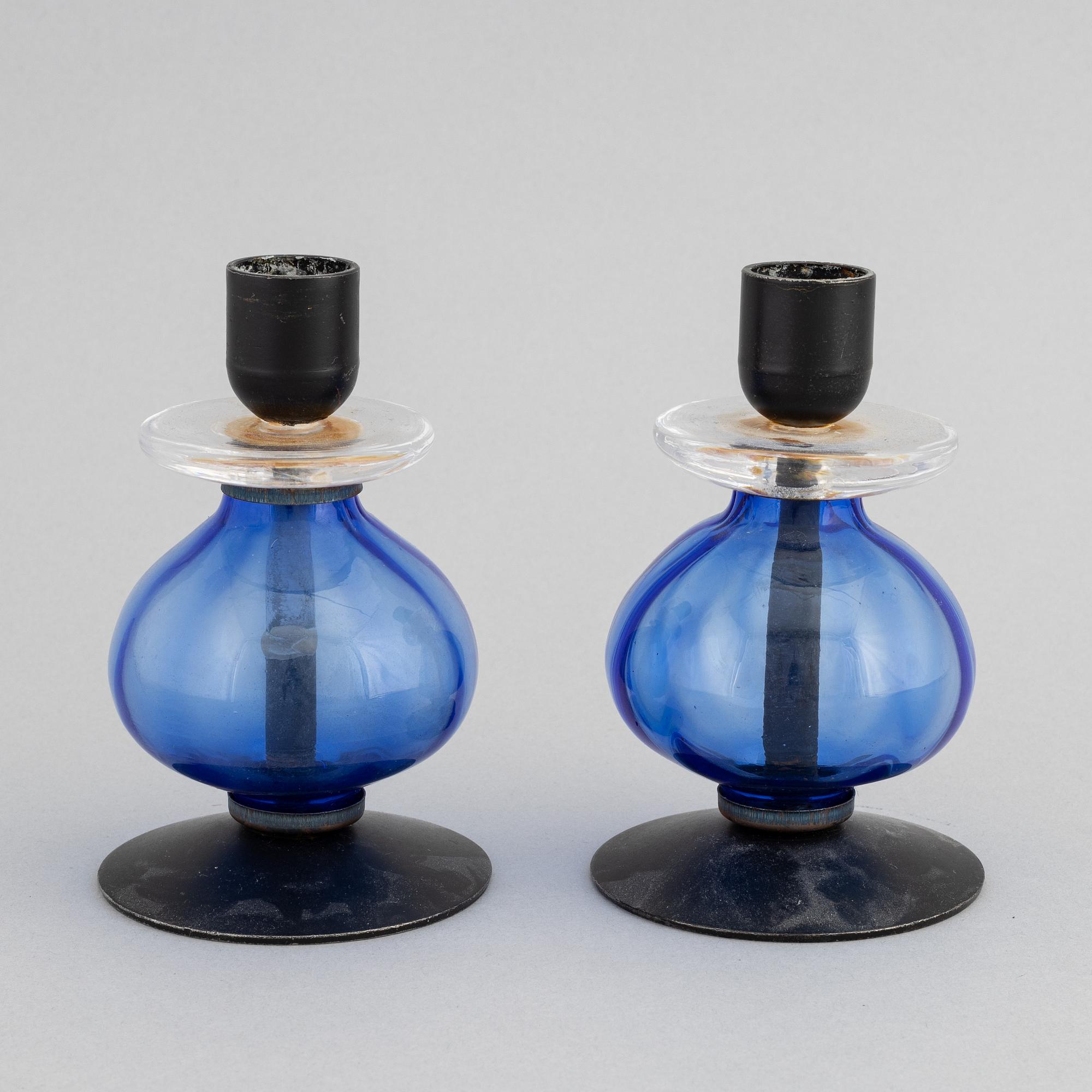 Erik Höglund, ljuskrona samt ljusstakar, ett par, glas och järnsmide.