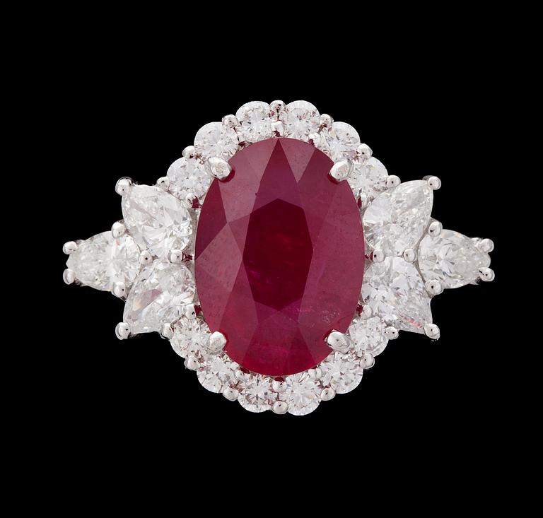 RING, oval fasettslipad rubin, 4.20 ct, med dropp- och briljantslipade diamanter, tot. 1.40 ct.