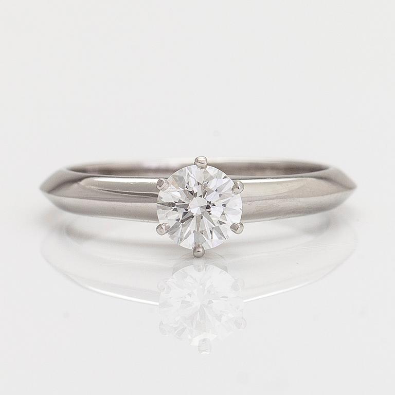 Tiffany & Co, sormus, platinaa, briljanttihiottu timantti noin 0.45 ct kaiverruksen mukaan.