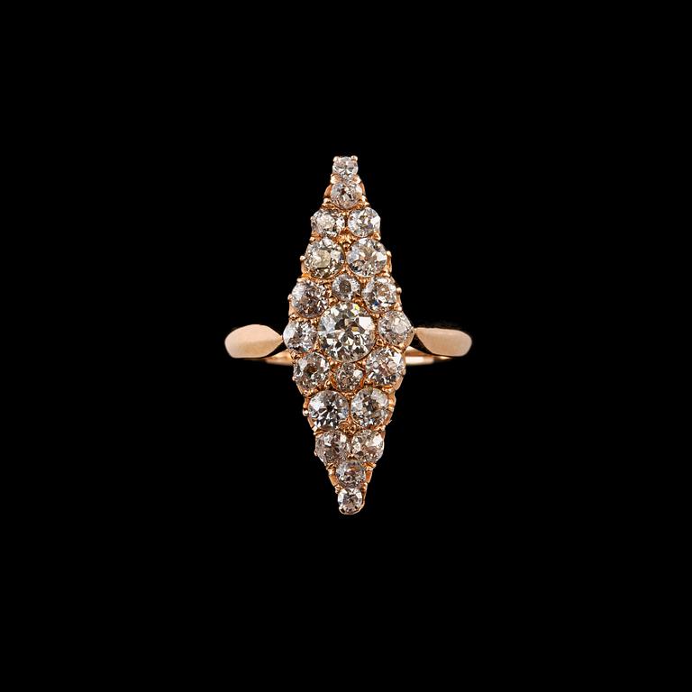 A RING,  old- and 8/8 cut diamonds c. 1.50 ct. 18K gold. Weight 3,8 g.