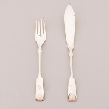 A set of 24 silver plate fish knives and forks with seashell decoration, Kultakeskus Oy, Finland 20th Century.