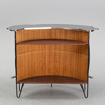 Bardisk och 3 st barstolar, 1900-talets andra hälft.