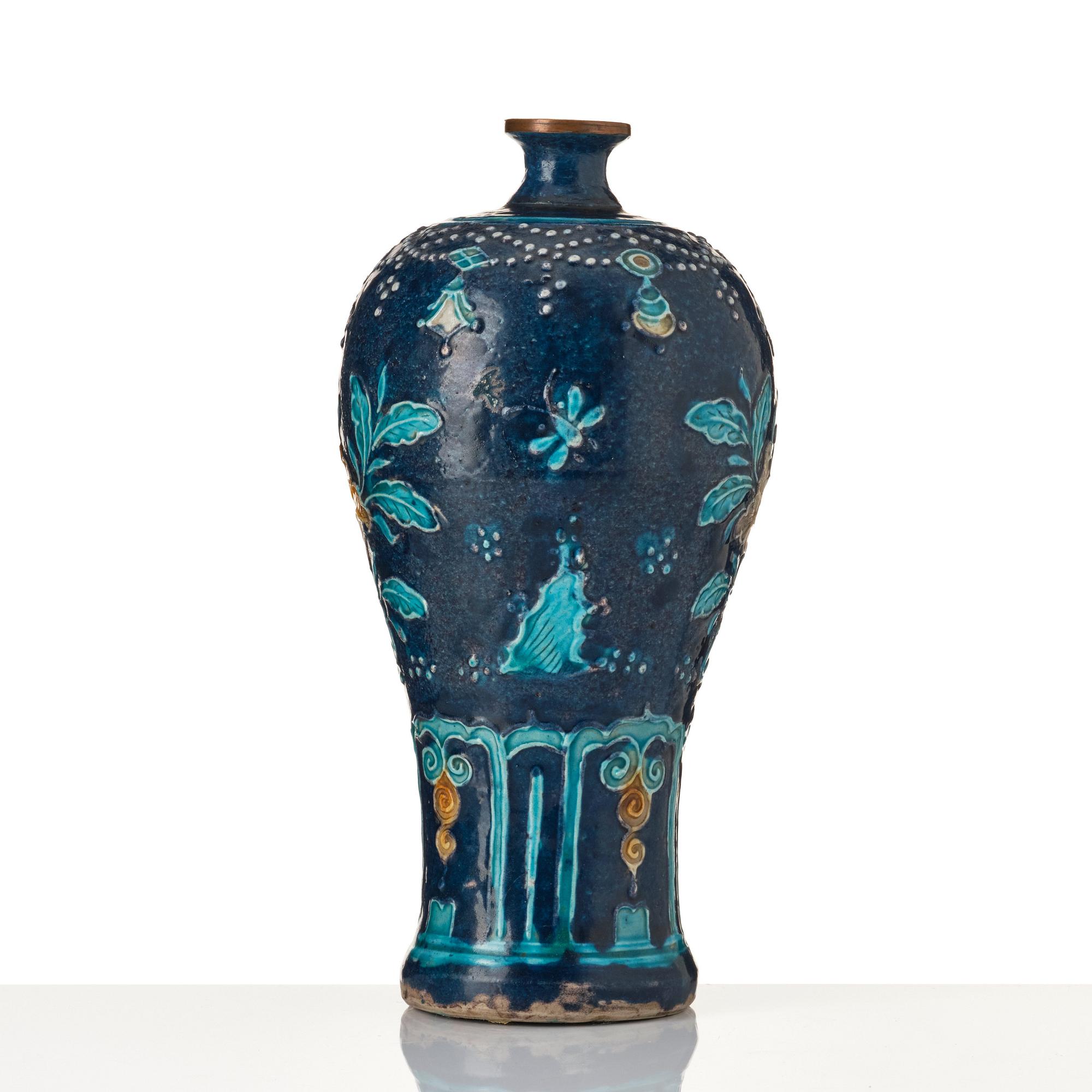 A fahua meiping vase, Ming dynasty (1368-1644).