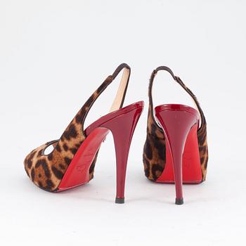 CHRISTIAN LOUBOUTIN, ett par peep-toe skor. Storlek 38.