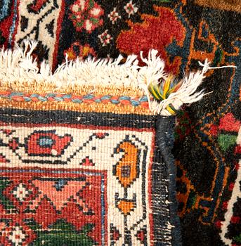 Bachtiari semi-antique carpet approximately 296x169 cm.