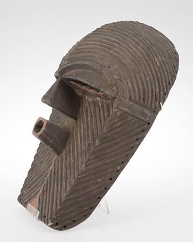 MASK, skuret trä, Afrika, omkring 19000-talets mitt.