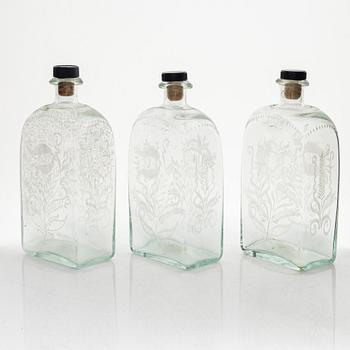 Brännvinsflaskor, 3 st, i schatull, Cederbergs Glasbruk, 1800-talets första hälft.