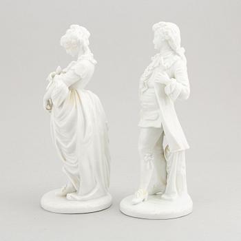 A pair of porcealain figurines, probably German, from around year 1900.