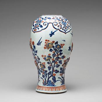 774. VAS, porslin. Qingdynastin, Kangxi (1662-1722).