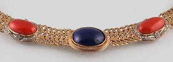 COLLIER, 18K guld, med cabochonslipad korall och lapis lazuli samt åttkantslipade diamanter. Vikt 76,9 gram.