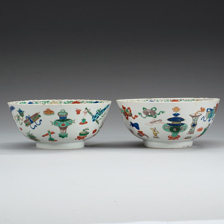 SKÅLAR, ett par, porslin. Qing dynastin, Kangxi (1662-1722).