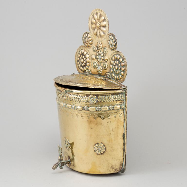 A LATE 18TH CENTURY BRASS WALL MOUNTED WATER CONTAINER.