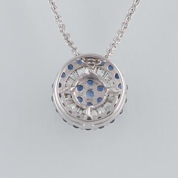 HÄNGE, 18K vitguld med baguettslipade diamanter ca 0.13 ct samt fasettslipade blå safirer ca 0.35 ct. Vikt 2,8 gram.