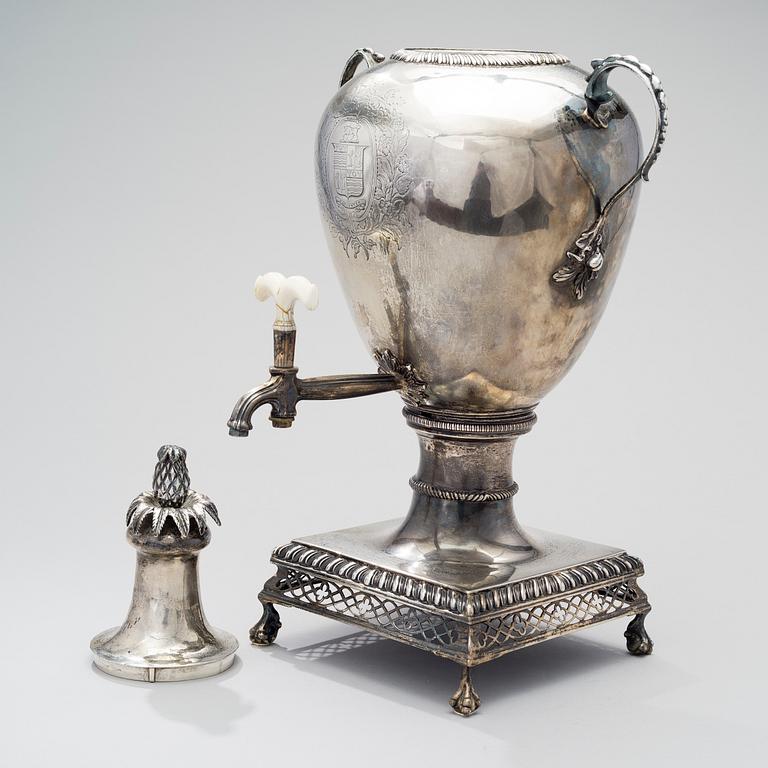 TEA URN, silver, London 1771, makers mark M.I, weight 2746 g.