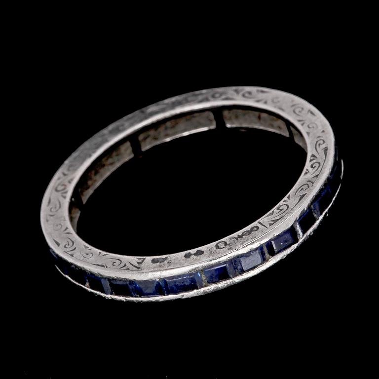 RING, eternity ring, carée cut blue sapphires.