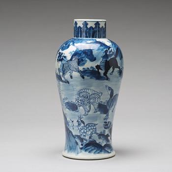 A blue and white vase, Qing dynasty, 19th Century.