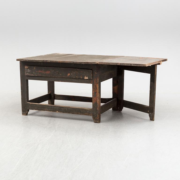 A painted pine gate leg table, 19th Century.