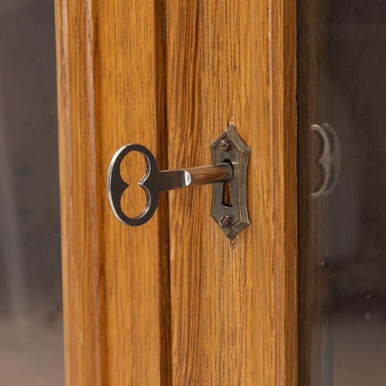 Bokskåp, tidigt 1900-tal.