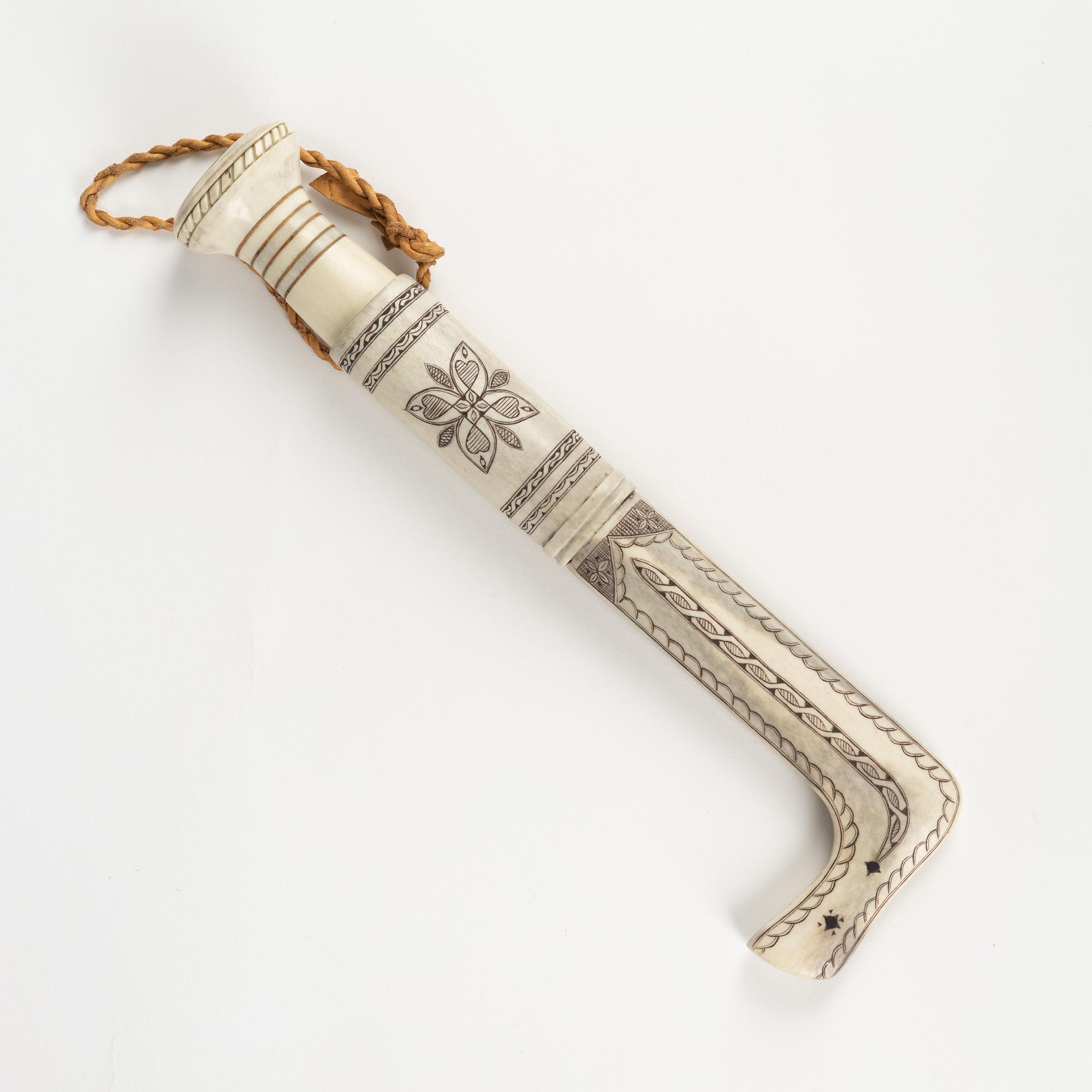 A reindeer horn knife by Sven-Erik Lampinen.