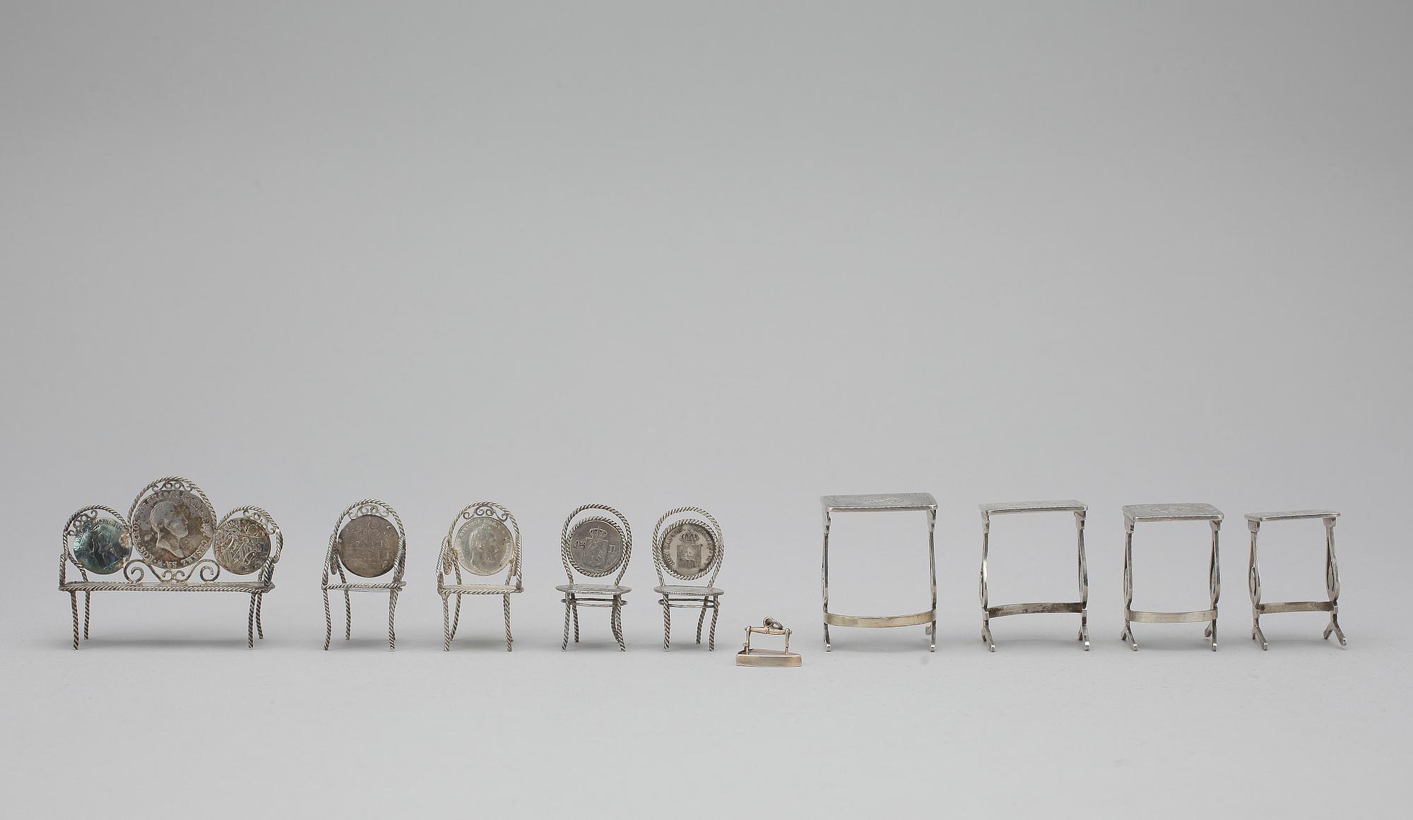 MINIATYRMÖBLER och STRYKJÄRN, 10 delar, silver, sekelskiftet 1900. Totalvikt 100 gr.