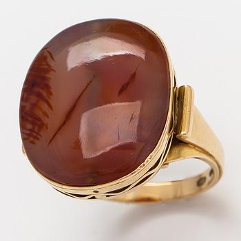 Oskar Pihl, An 18K gold ring with an agate. A Tillander, Helsinki 1945.