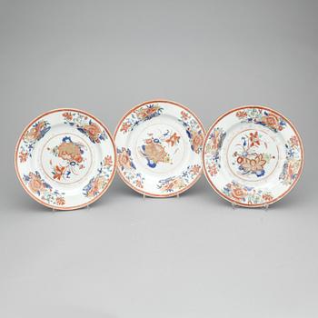 TALLRIKAR, 3 st, porslin, Qianlong (1736-1795).