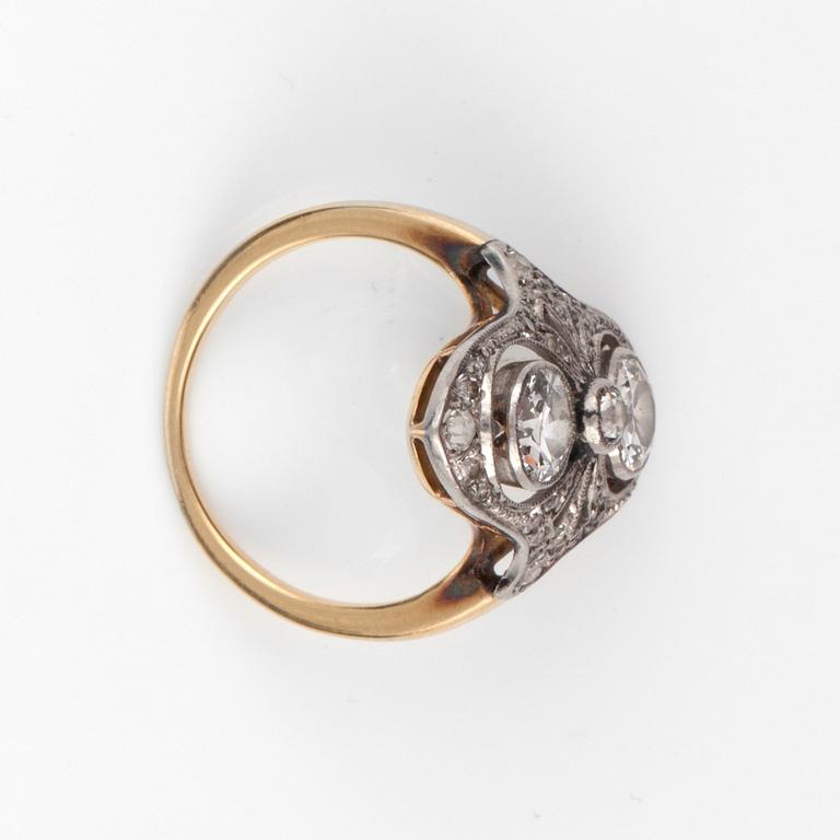 RING, 18k guld och platina, mille-griffes infattade gammalslipade diamanter totalt ca 1.15 ct. ca 1910. Vikt ca 4g.