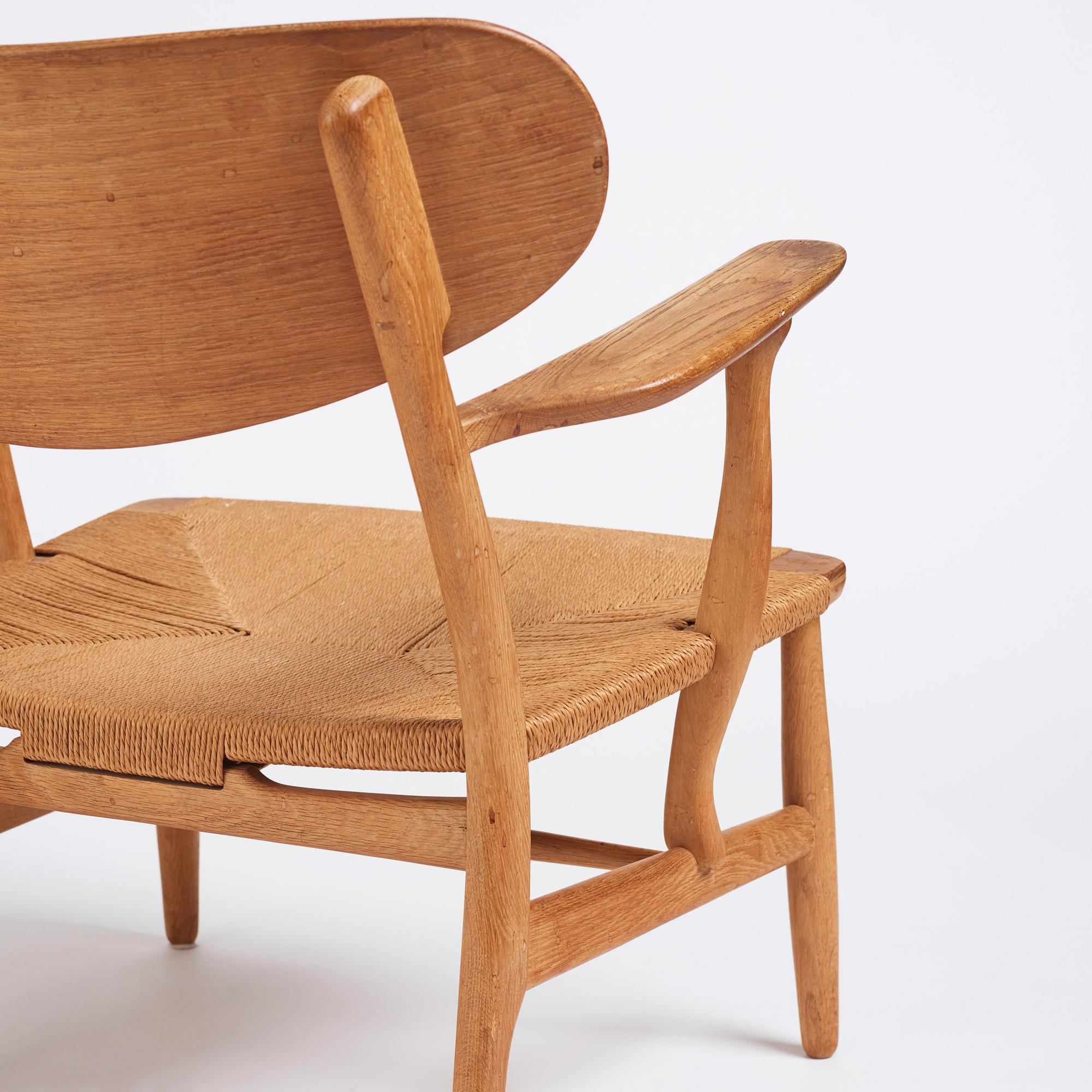 Hans J. Wegner, fåtöljer, ett par, modell "CH 22", Carl Hansen & Son, Odense, Danmark, 1900-talets mitt.