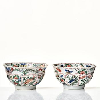 A pair of large famille verte cups with saucers, Qing dynasty, Kangxi (1662-1722).