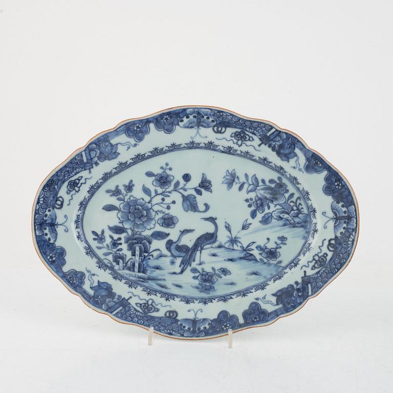 A pair of blue and white Chinese export porcelain dishes, Qing dynasty, Qianlong 1736-95).