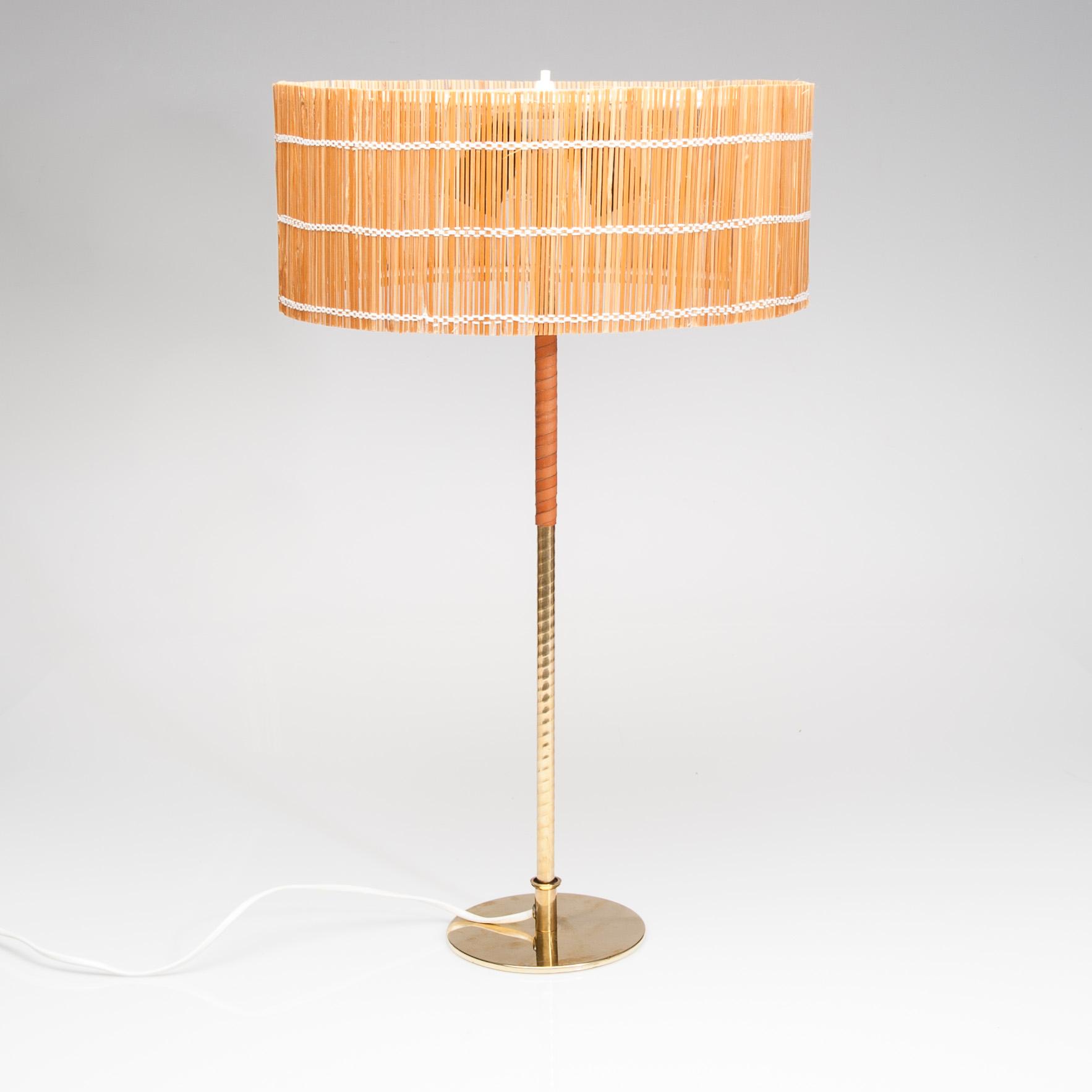 BORDSLAMPA, Paavo Tynell, stämplad Taito Oy. 1900-talets mitt.